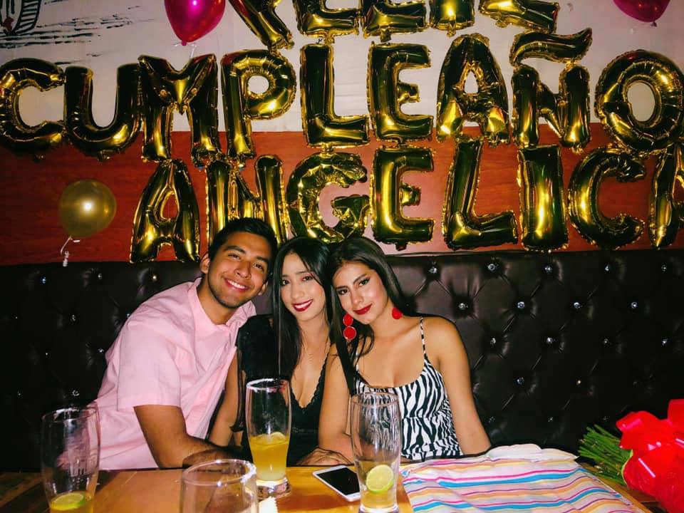 Ricardo Caviedes, y María Angélica Leal,  acompañan a la homenajeada.